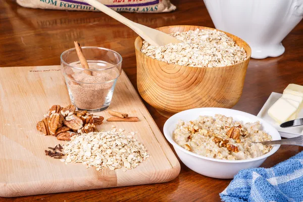 Farina d'avena con Spezie e Burro con Asciugamano Blu — Foto Stock