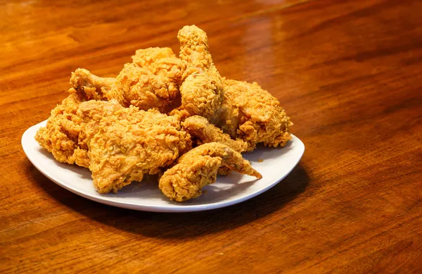 Placa de frango frito crocante na mesa de madeira — Fotografia de Stock