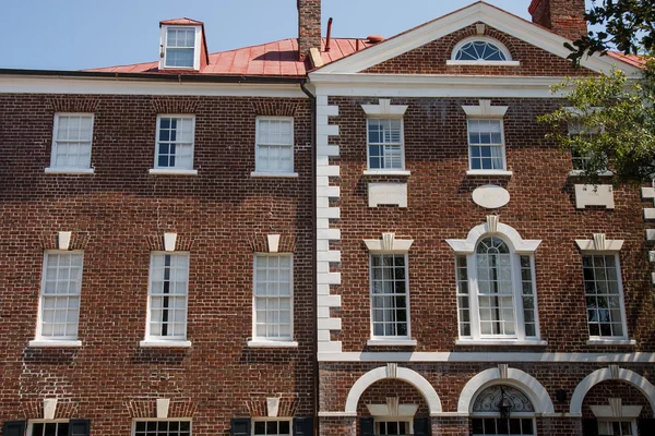 Classic Brick Building with White Cornice — Stock Photo, Image