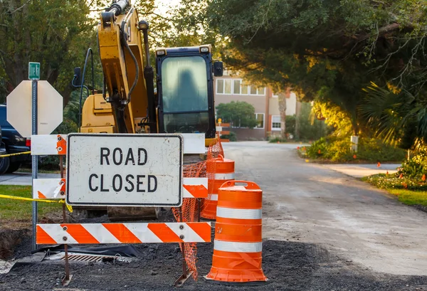 Carretera cerrada signo en la construcción de la calle — Foto de Stock