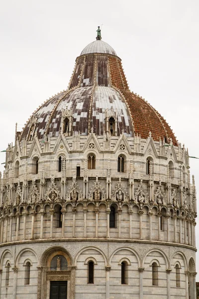 Pisa kyrkans gamla och nya tak — Stockfoto