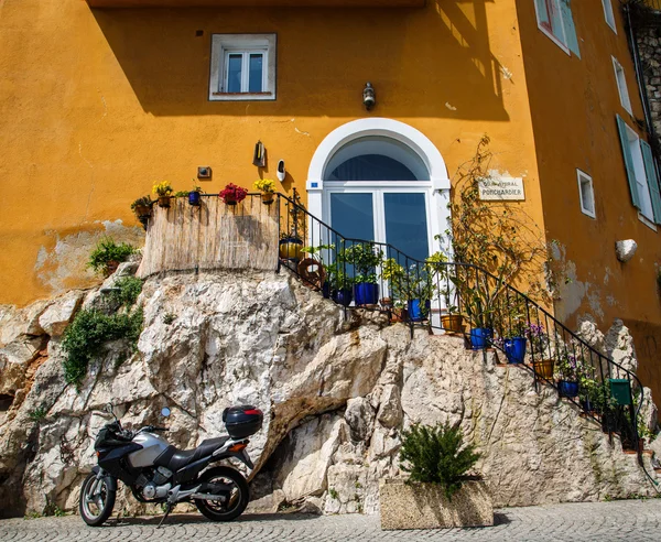 Scooter adımlarda villefranche tarafından — Stok fotoğraf