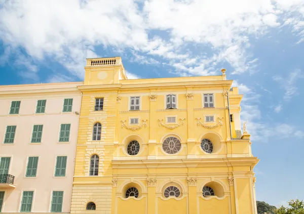 Amarillo bajo azul en Niza —  Fotos de Stock
