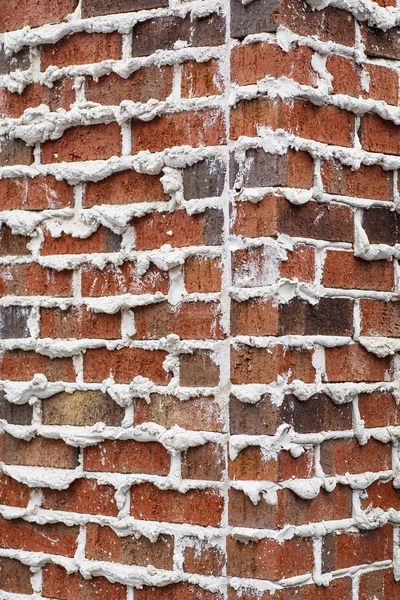 Esquina de la pared de ladrillo con mortero áspero — Foto de Stock