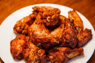 Mesquite Barbekü kanatları beyaz plaka üzerinde