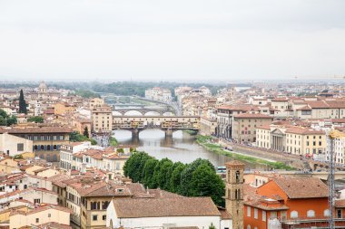 Ponte vecchio ve arno yukarıda