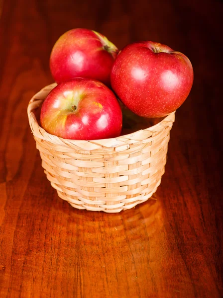 Ljusa röda äpplen i korgen — Stockfoto