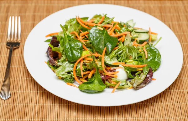 Ensalada de espinacas y verduras con aderezo y tenedor — Foto de Stock