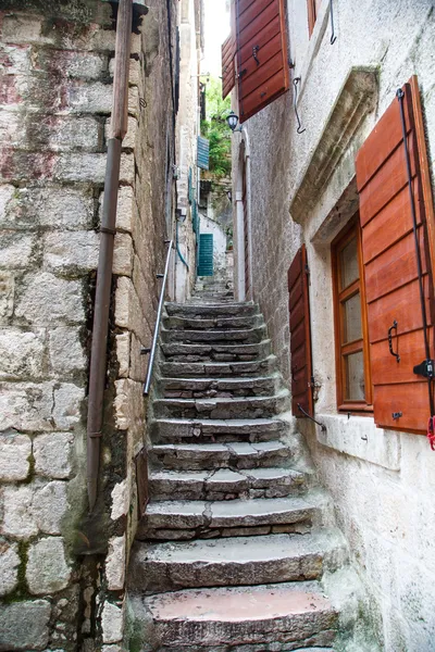 Kamenné schody červenými okenicemi — Stock fotografie