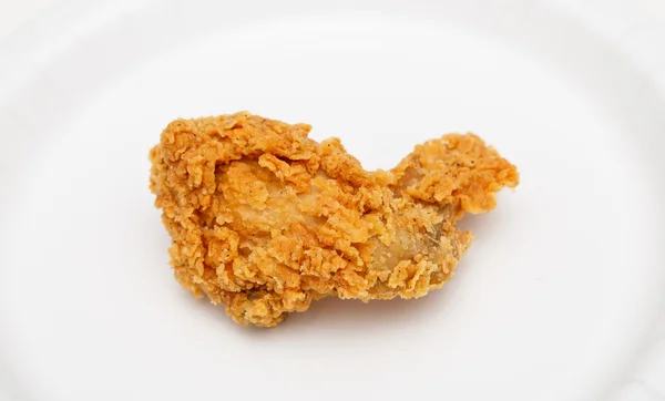 Asa de frango frito na placa branca — Fotografia de Stock