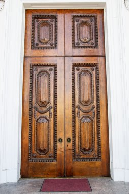eski süslü kahverengi kapı