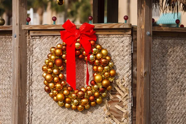 Vánoční věnec zlatých kuliček a červenou stužku — Stock fotografie
