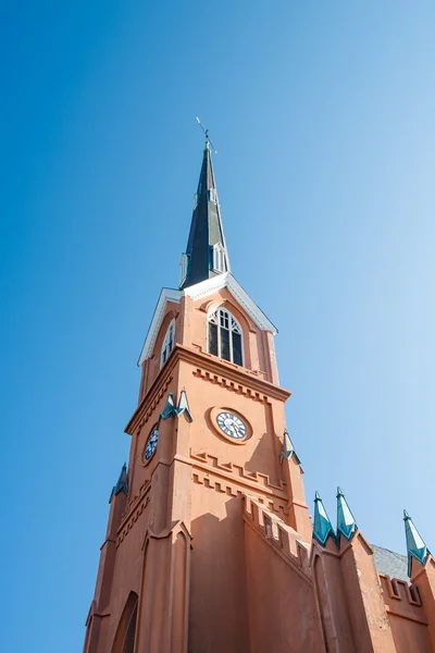 Ρολόι στο καμπαναριό της λουθηρανικής εκκλησίας στη Νότια Καρολίνα — Φωτογραφία Αρχείου