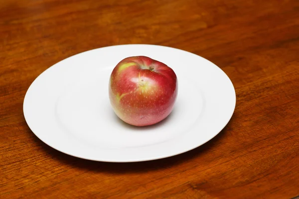 Red Apple on White Plate — Stock Photo, Image