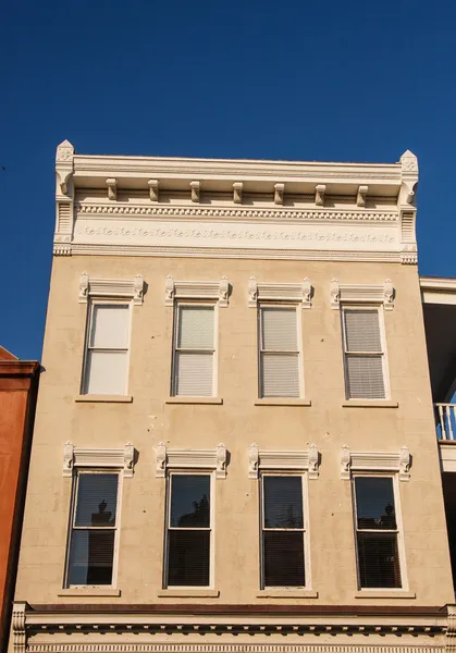 Bruin stenen gebouw met trim-venster — Stockfoto