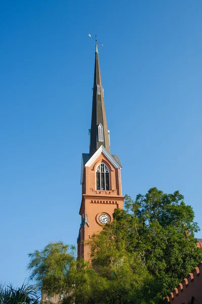 Iglesia luterana campanario bajo cielos azules — Foto de Stock