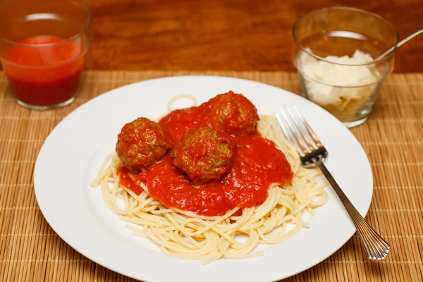 Спагетті і фрикадельки з соусом і пармезаном — стокове фото