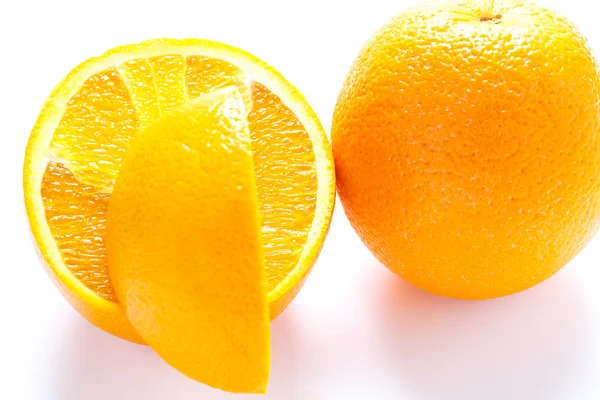 Naranjas de Valencia enteras y cortadas — Foto de Stock