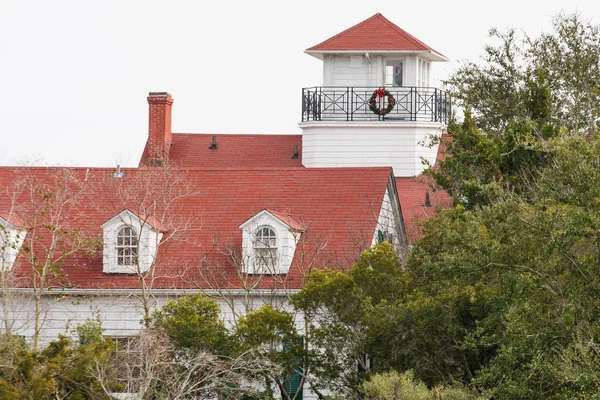 Casa costera con techo rojo en Navidad — Foto de Stock