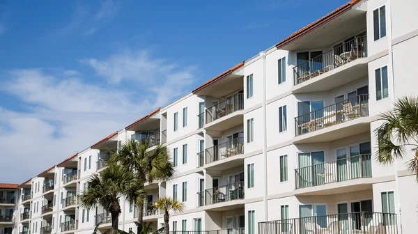 Balkons op tropische kust condos — Stockfoto