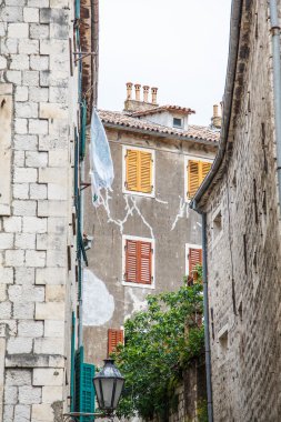 Kotor alley panjurlar ile