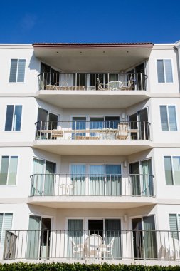 dört daire balkon altında mavi