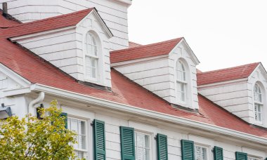 Kırmızı çatı üzerinde üç dormers