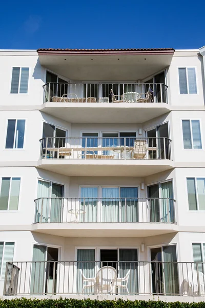 Cuatro balcones de condominio bajo azul — Foto de Stock