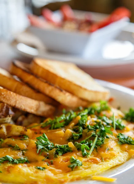 Omelet en toast met havermout in achtergrond — Stockfoto