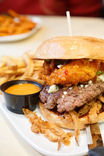 Bawole kurczaka burger — Zdjęcie stockowe
