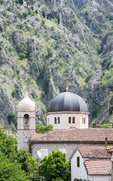 Domos da Igreja em Kotor — Fotografia de Stock