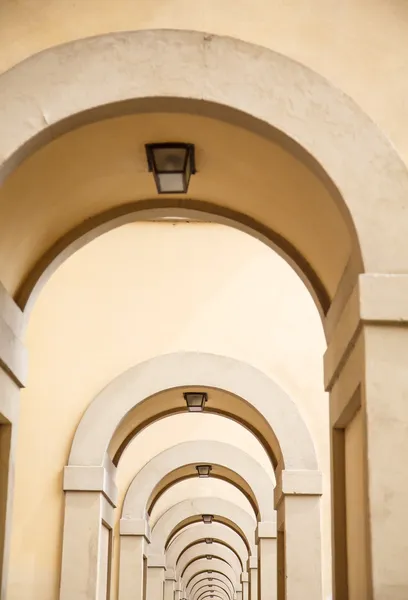 Бесконечные арки во Флоренции — стоковое фото