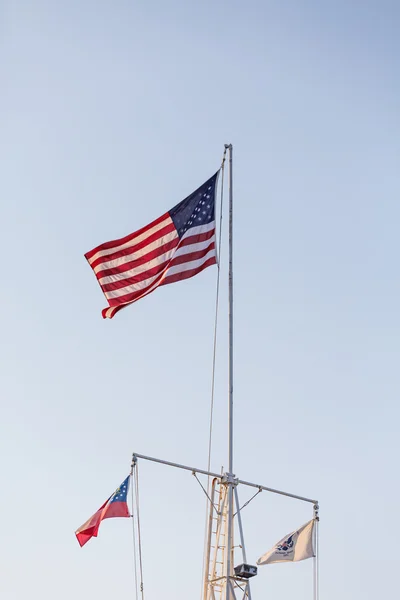 美国国旗上船钻机 — 图库照片
