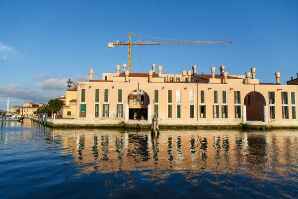 Kraan over Venetië gebouw — Stockfoto