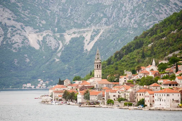 Kyrktornet på montenegro kusten — Stockfoto