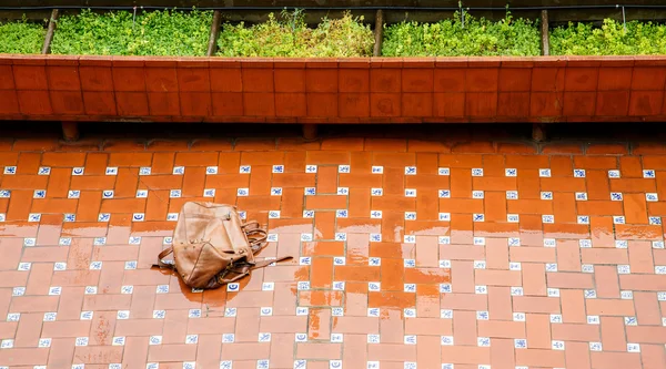 Ledertasche auf nasser Terrasse bei Regen — Stockfoto