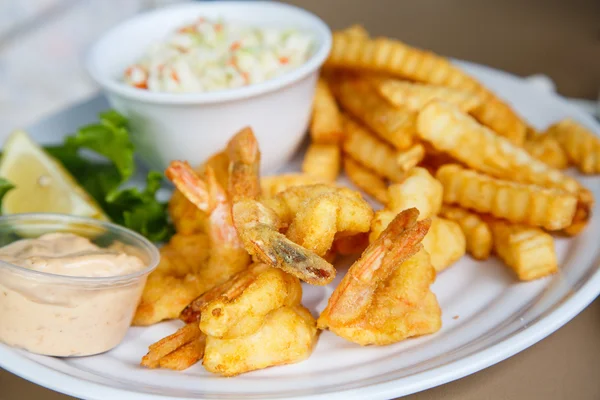 Stekta räkor och potatis — Stockfoto