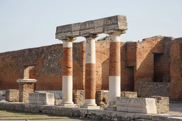 Pompeii tuğla ve sütunlar — Stok fotoğraf