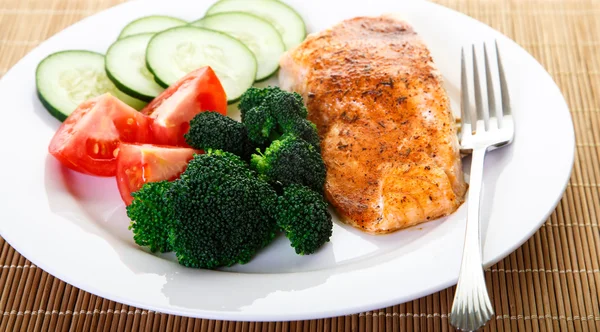 Broccoli freschi e pomodori maturi con salmone — Foto Stock