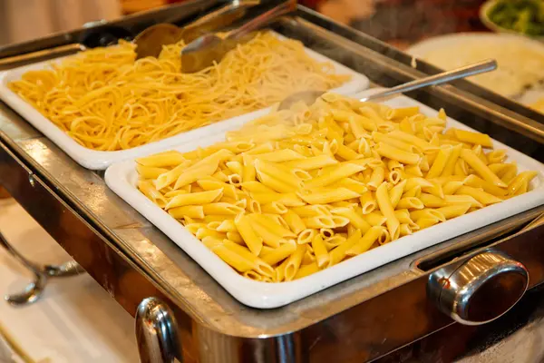 Pasta calda in piatti di servizio — Foto Stock