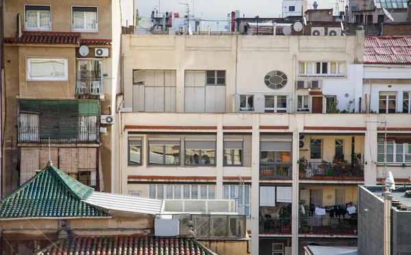 Balkone mit Pflanzen und Wäsche — Stockfoto