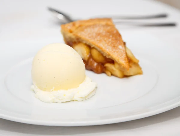 Gelato alla vaniglia con torta di mele — Foto Stock