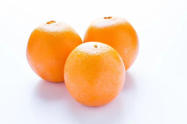 Три апельсина на белом — стоковое фото
