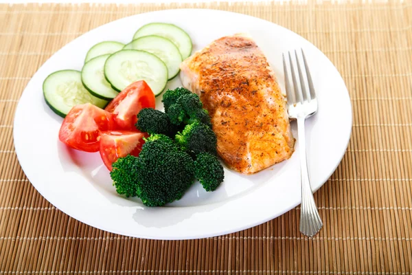Ужин из запеченного лосося и свежих овощей — стоковое фото