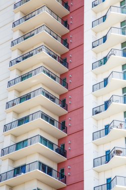 kırmızı duvar tarafından Ferforje korkuluk balkon