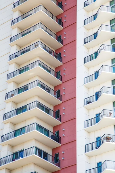 Balkone mit schmiedeeisernen Geländern an roter Wand — Stockfoto