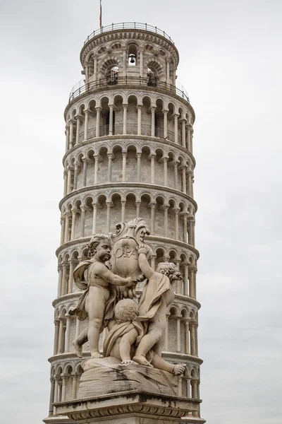 Estátua e Torre Inclinada — Fotografia de Stock