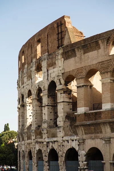 Sectie van Romeinse Colosseum onder blauw — Stockfoto