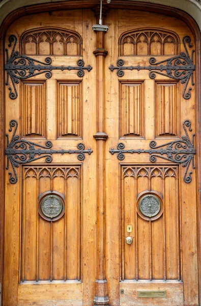 真鍮の据え付け品と古い木製ドア — ストック写真