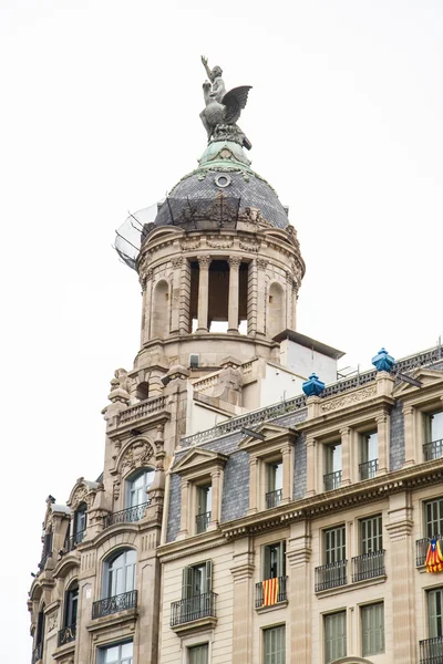 Altes gebäude mit kuppeldach in barcelona — Stockfoto